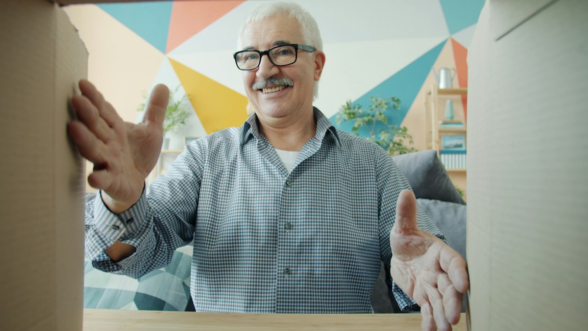 Equipo retirando muebles de un piso